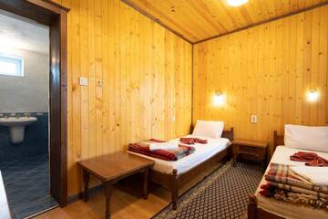 Фото номера Вилла с 3 спальнями Виллы Guest Houses Apriltsi г. Kravenik 37