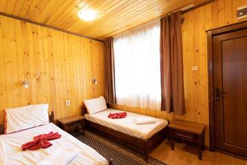 Фото номера Вилла с 3 спальнями Виллы Guest Houses Apriltsi г. Kravenik 8