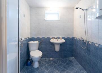 Фото номера Вилла с 3 спальнями Виллы Guest Houses Apriltsi г. Kravenik 9