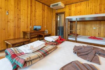 Фото номера Вилла с 3 спальнями Виллы Guest Houses Apriltsi г. Kravenik 18