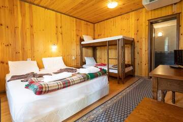 Фото номера Вилла с 3 спальнями Виллы Guest Houses Apriltsi г. Kravenik 22
