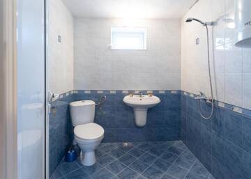 Фото номера Вилла с 3 спальнями Виллы Guest Houses Apriltsi г. Kravenik 29